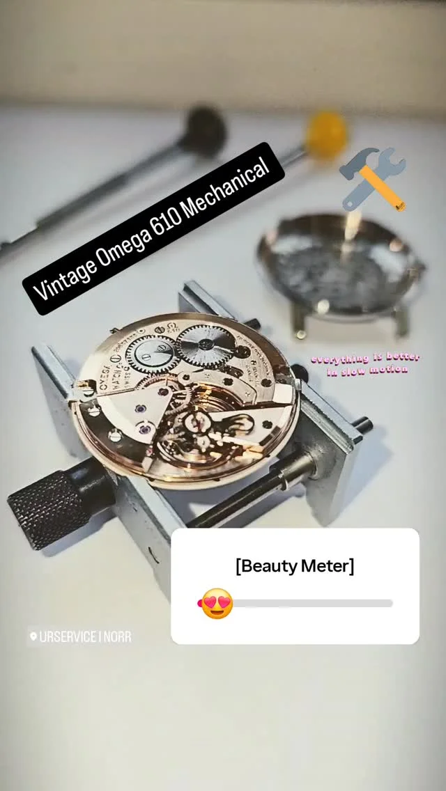 ​🇸🇪 ​Det är något visst med mekanik i slow motion... ✨​Här ser ni ett klassiskt Omega kaliber 610 som får nytt liv på arbetsbänken. Att se balansen arbeta i ett lugnare tempo framhäver verkligen den ingenjörskonst som ligger bakom varje sekund.​Visst är det vackert? 😍​🇬🇧 ​There’s something special about mechanics in slow motion... ✨​Here’s a classic Omega caliber 610 coming back to life on the bench. Watching the balance wheel work at a slower pace really highlights the engineering and soul behind every second.​Isn't it beautiful? 😍
-
-
-
-
-
​#UrserviceiNorr #Urmakare #Omega610 #Watchmaker #VintageWatch